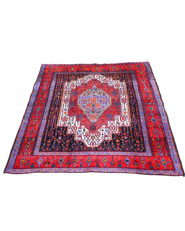 Tappeto Senneh 168x143 cm persiano, annodato a mano, medaglione centrale geometrico su fondo rosso con dettagli blu, avorio e arancio, tipico del Kurdistan iraniano.