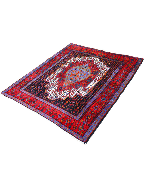 Tappeto Senneh 168x143 cm persiano, annodato a mano, medaglione centrale geometrico su fondo rosso con dettagli blu, avorio e arancio, tipico del Kurdistan iraniano.