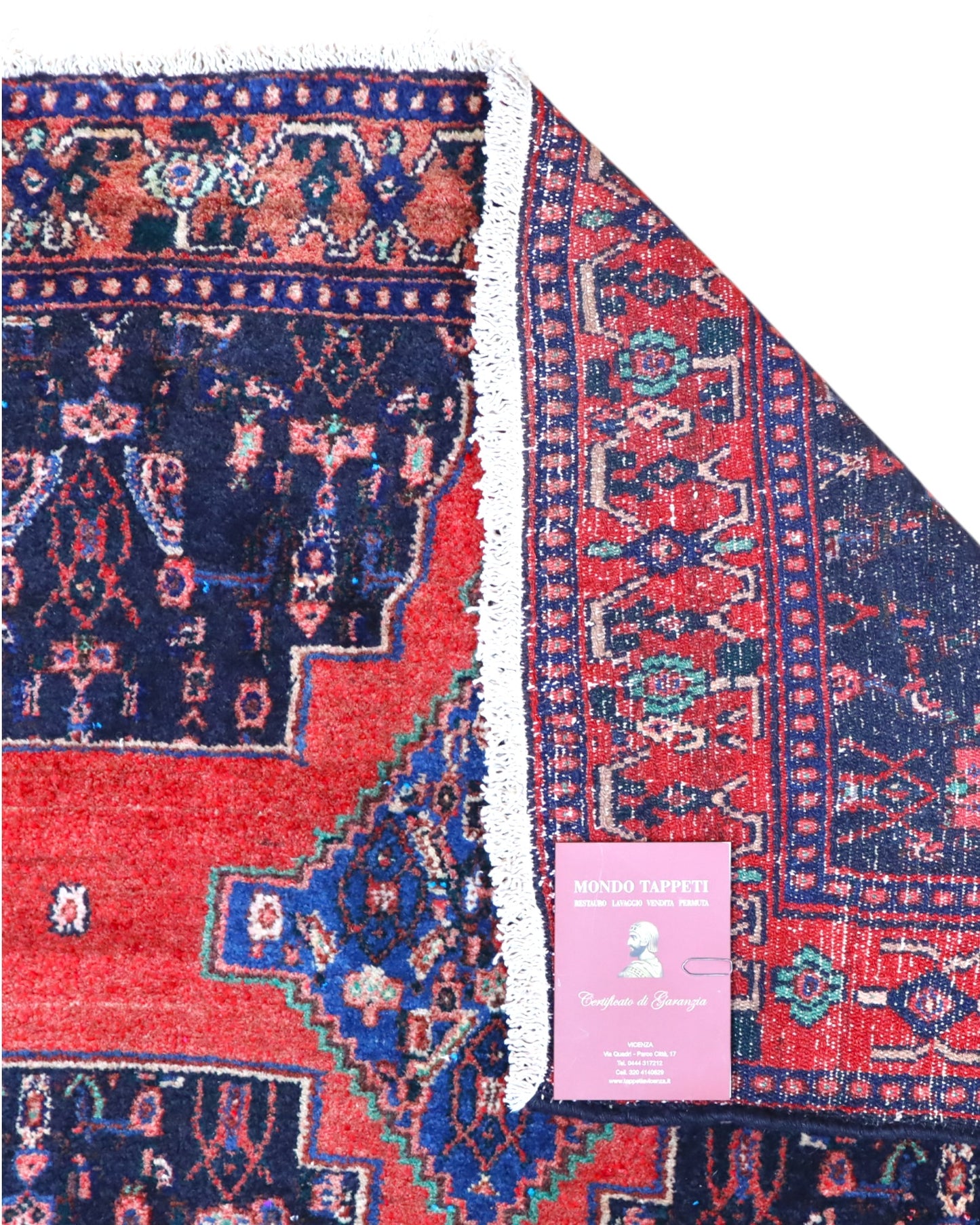 Tappeto Senneh 175x124 cm persiano, annodato a mano, fondo rosso con tre medaglioni geometrici blu e avorio, motivi floreali stilizzati.