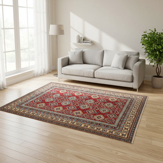Tappeto Shirvan rosso e beige annodato a mano in Afghanistan. Realizzato in lana e cotone con colori vegetali, offre motivi geometrici classici e un’eleganza senza tempo.