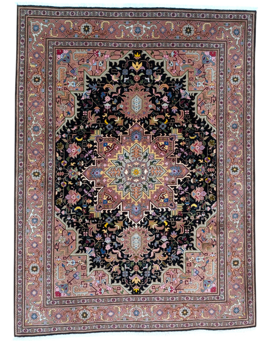 Tappeto Tabriz 60 Raj 202x136 cm – tappeto persiano annodato a mano in lana e seta, con fondo nero e cornice beige.