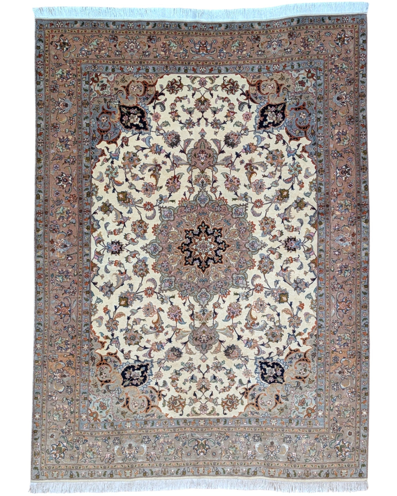 Tappeto Tabriz 60 Raj 206x151 cm, annodato a mano in Persia, fondo beige con disegno floreale dettagliato, lana mista seta tinta vegetale, certificato di autenticità incluso.