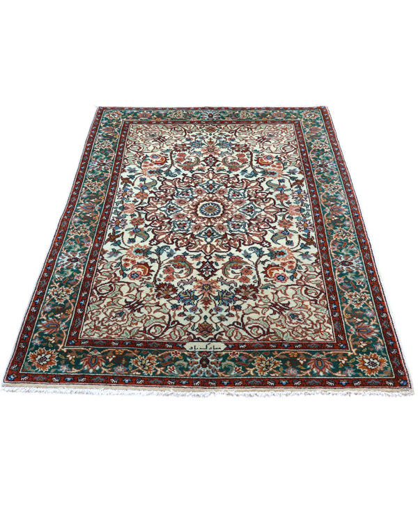 Tappeto Transilvania 180x130 cm annodato a mano, rettangolare, in lana e cotone, fondo avorio con medaglione centrale marrone e motivi floreali in verde, azzurro e rosso.