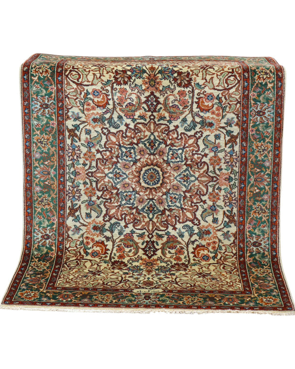 Tappeto Transilvania 180x130 cm annodato a mano, rettangolare, in lana e cotone, fondo avorio con medaglione centrale marrone e motivi floreali in verde, azzurro e rosso.