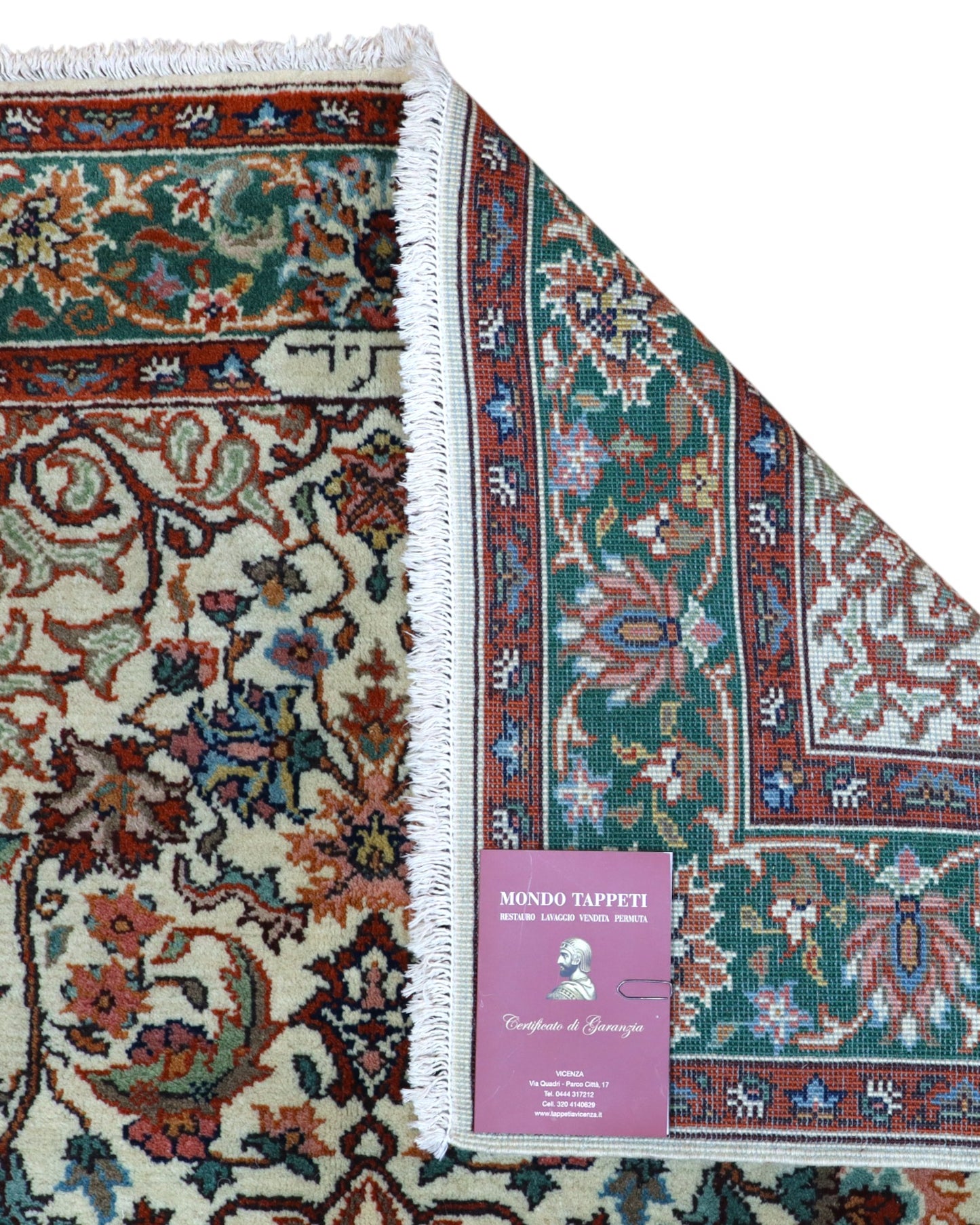 Tappeto Transilvania 180x130 cm annodato a mano, rettangolare, in lana e cotone, fondo avorio con medaglione centrale marrone e motivi floreali in verde, azzurro e rosso.