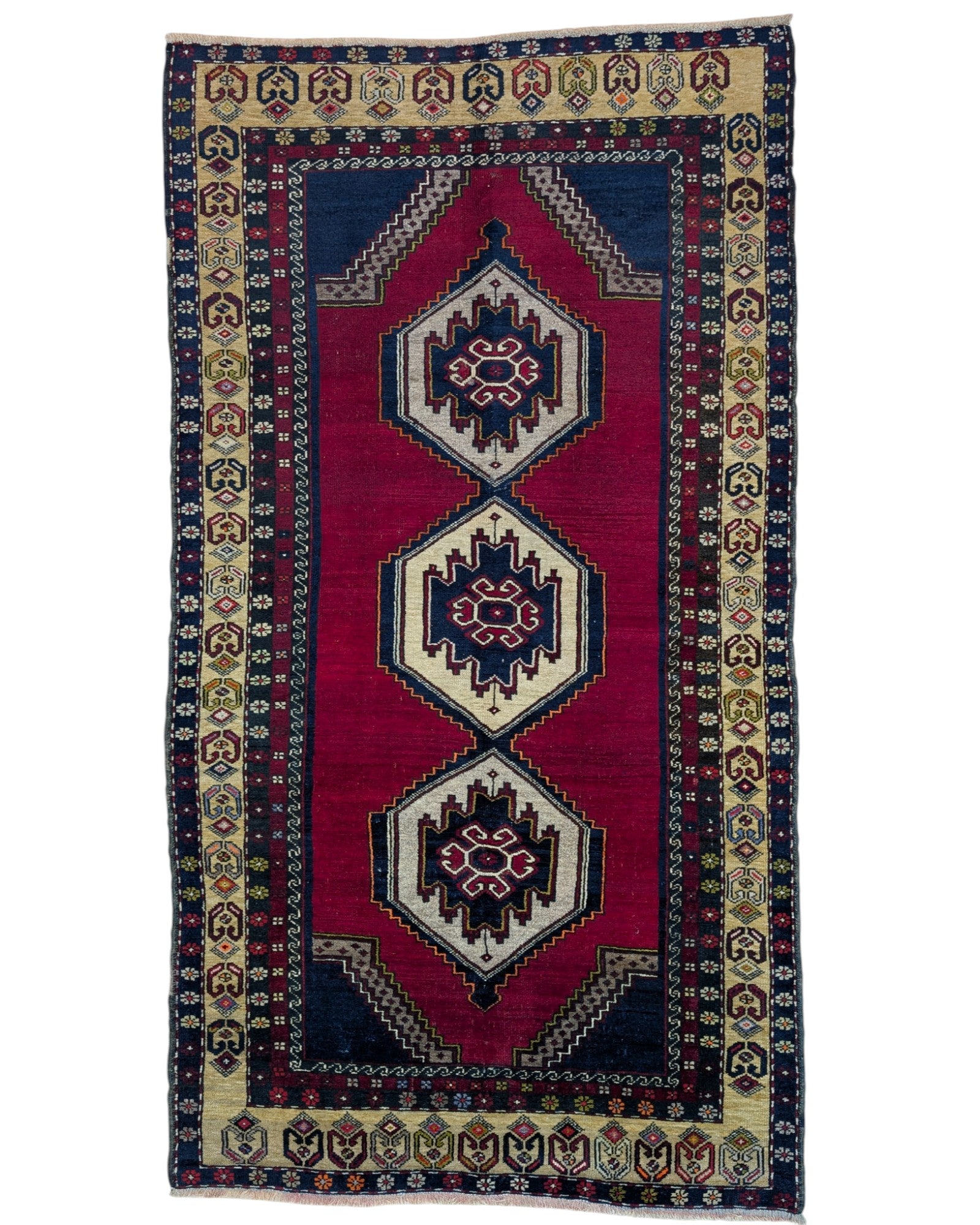 Tappeto Turko 273x149 cm annodato a mano, rettangolare, fondo rosso intenso con tre medaglioni geometrici blu e avorio, cornice decorata con motivi anatolici.