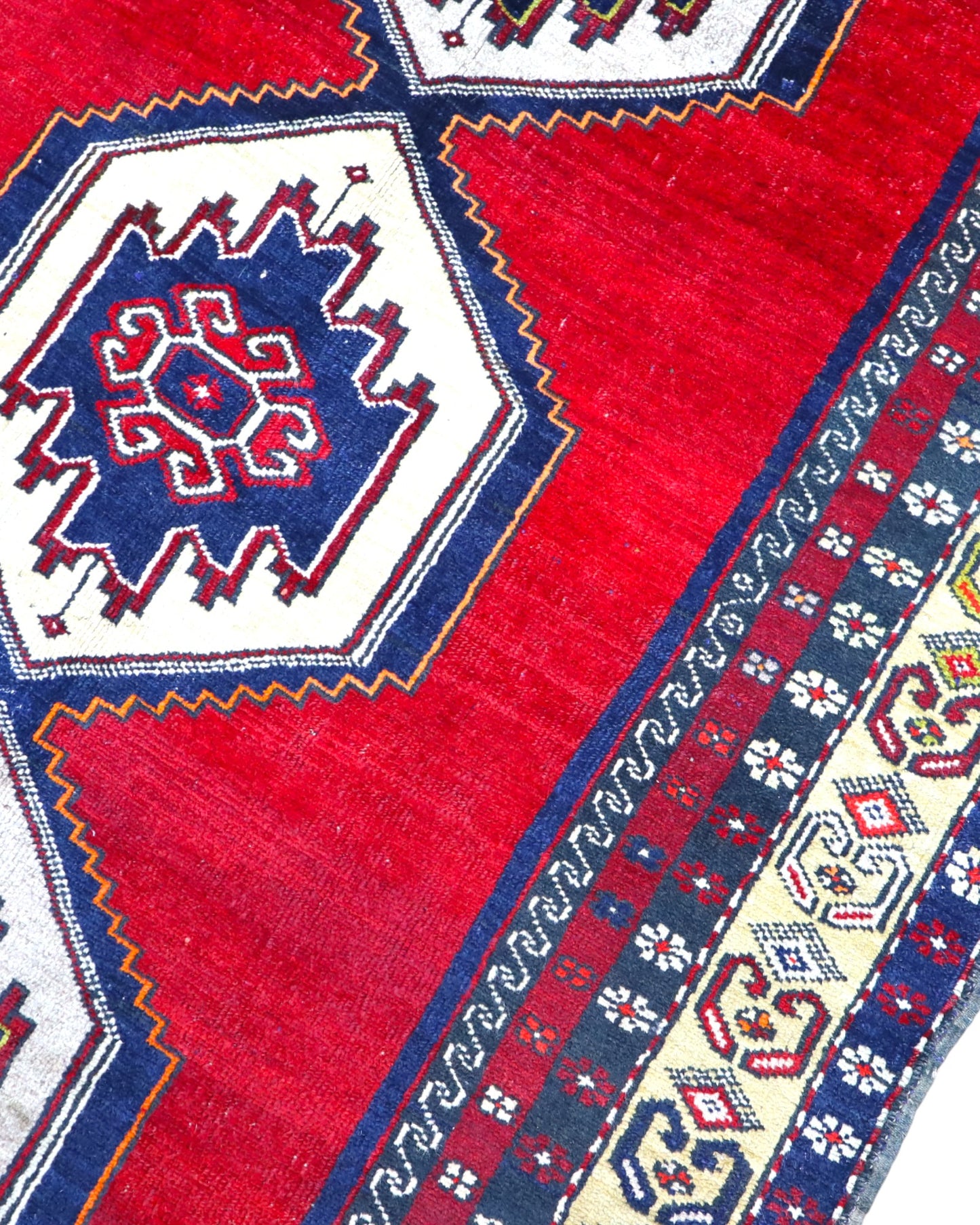 Tappeto Turko 273x149 cm annodato a mano, rettangolare, fondo rosso intenso con tre medaglioni geometrici blu e avorio, cornice decorata con motivi anatolici.