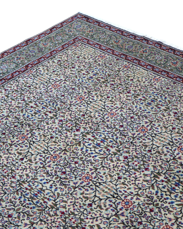 Tappeto Ushak turco 296x198 cm con fondo chiaro e motivi floreali e geometrici in rosa, blu e verde, tramato ed annodato a mano, provenienza Turchia.