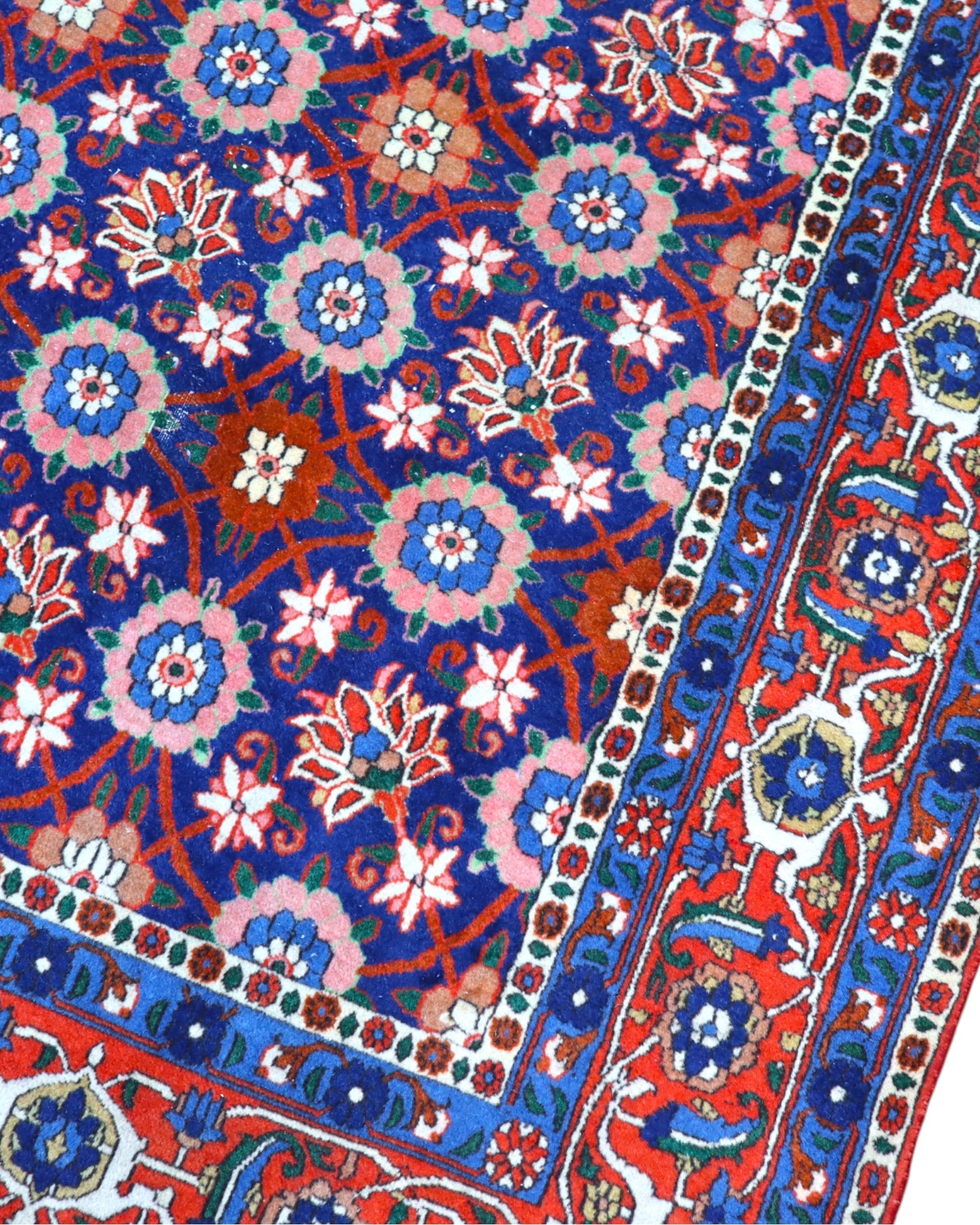 Tappeto Varamin 201x193 cm persiano annodato a mano, quasi quadrato, fondo blu con disegno floreale Mina Khani in rosa, avorio e azzurro, cornice rossa decorata.