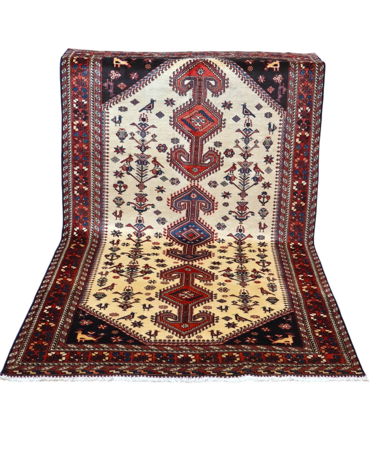 Tappeto Yalame 241x135 cm persiano, annodato a mano, fondo chiaro con medaglioni geometrici e motivi floreali e animali, tipico della tradizione Yalameh.