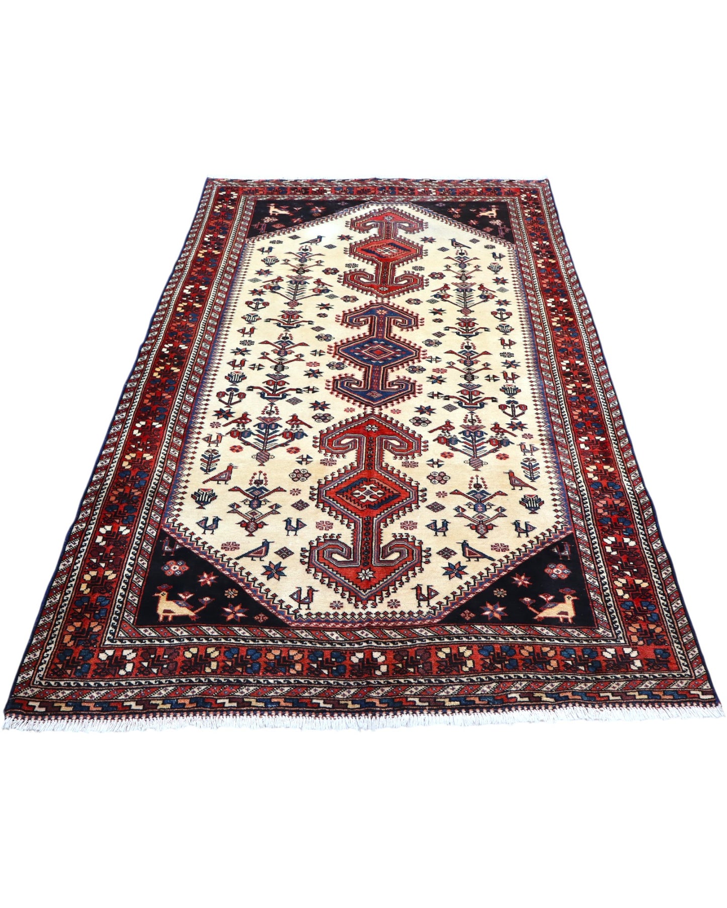 Tappeto Yalame 241x135 cm persiano, annodato a mano, fondo chiaro con medaglioni geometrici e motivi floreali e animali, tipico della tradizione Yalameh.