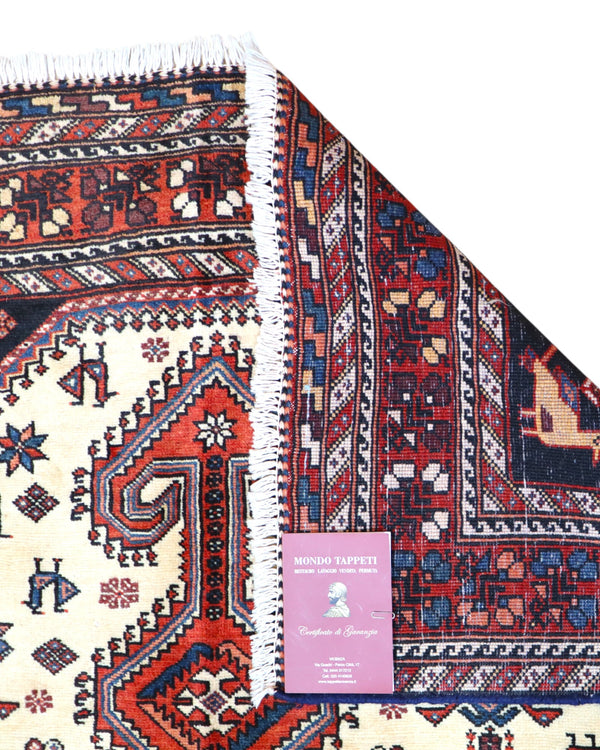 Tappeto Yalame 241x135 cm persiano, annodato a mano, fondo chiaro con medaglioni geometrici e motivi floreali e animali, tipico della tradizione Yalameh.