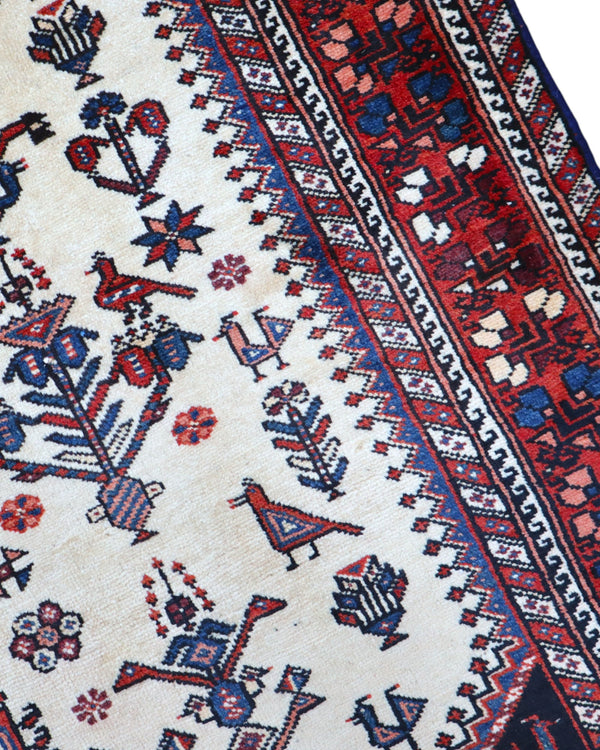 Tappeto Yalame 241x135 cm persiano, annodato a mano, fondo chiaro con medaglioni geometrici e motivi floreali e animali, tipico della tradizione Yalameh.