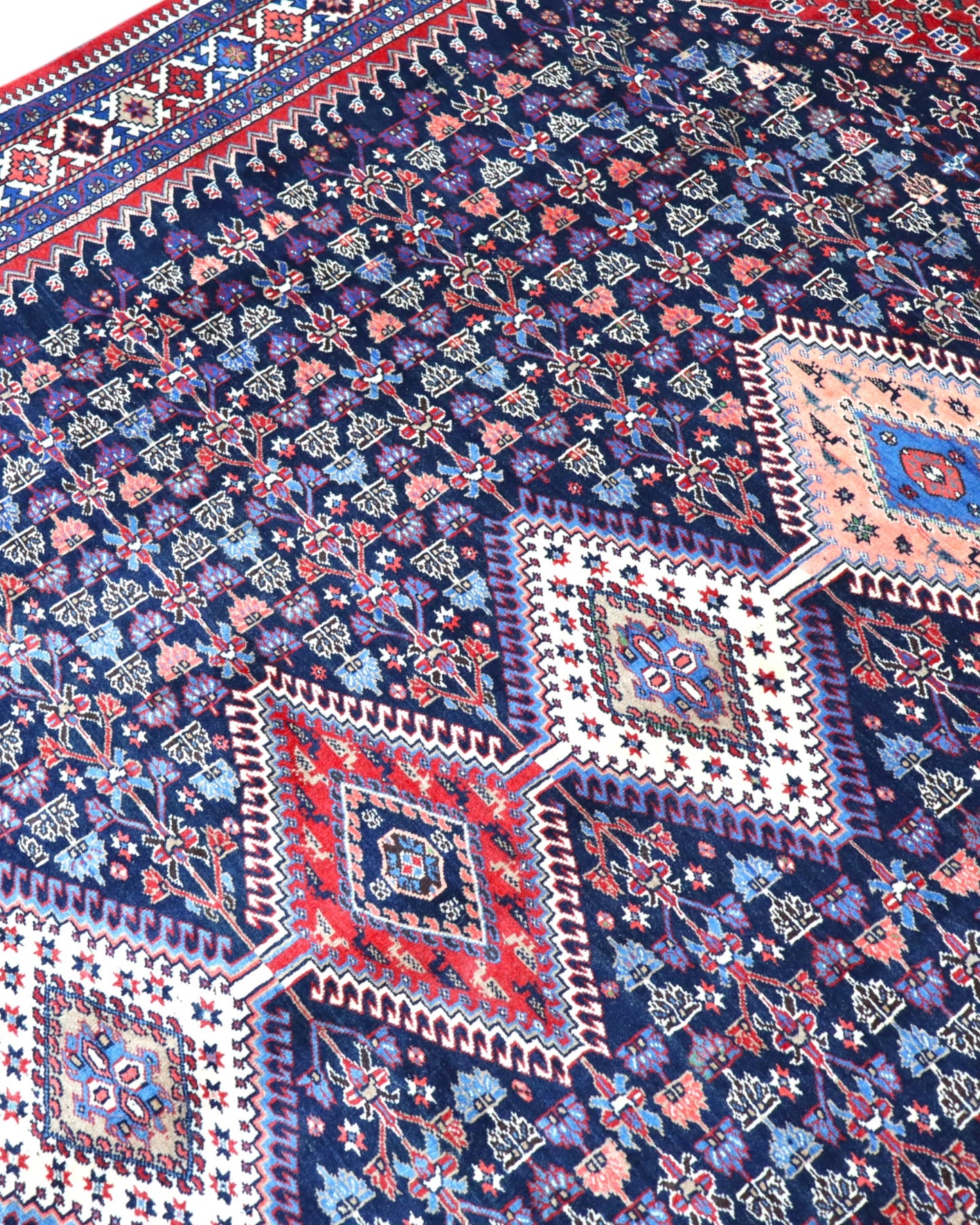 Tappeto Yalame persiano 346x265 cm, annodato a mano in lana e cotone, fondo blu con disegni geometrici tradizionali.