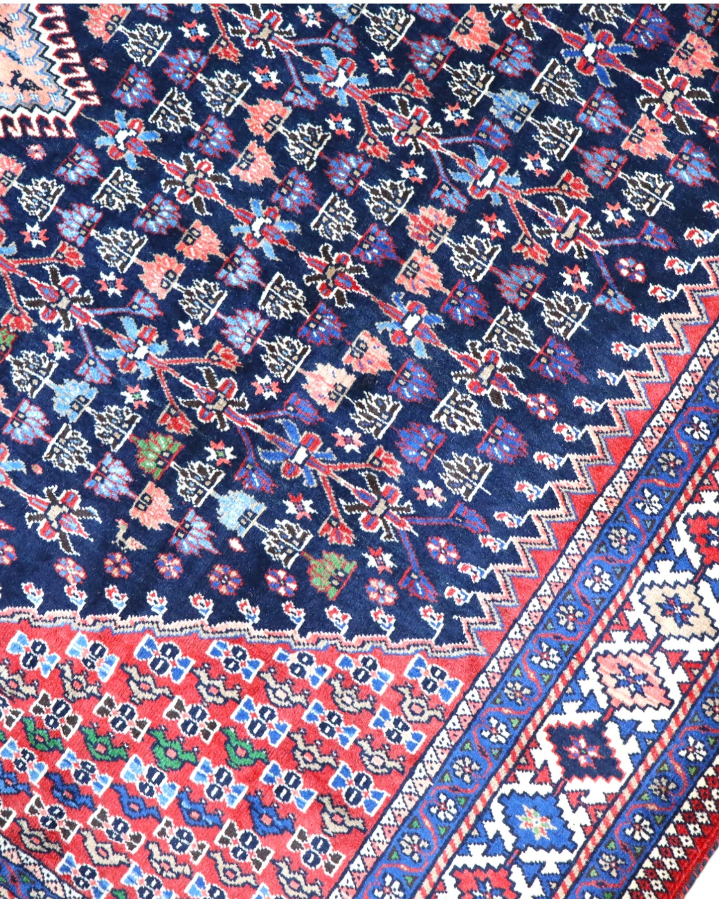 Tappeto Yalame persiano 346x265 cm, annodato a mano in lana e cotone, fondo blu con disegni geometrici tradizionali.