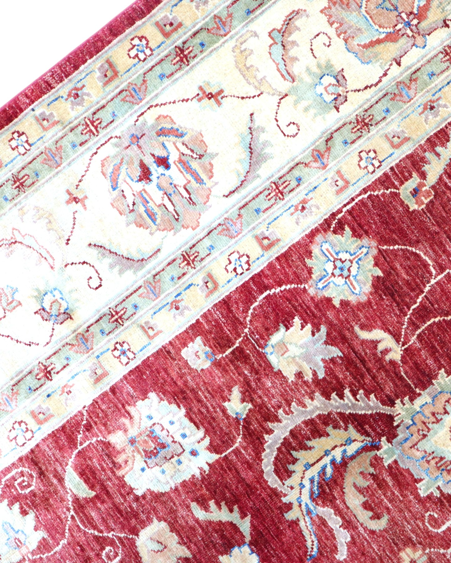 Tappeto Ziegler 307x215 cm con fondo bordeaux, motivi floreali avorio e dettagli verdi, tramato ed annodato a mano, provenienza Afghanistan.