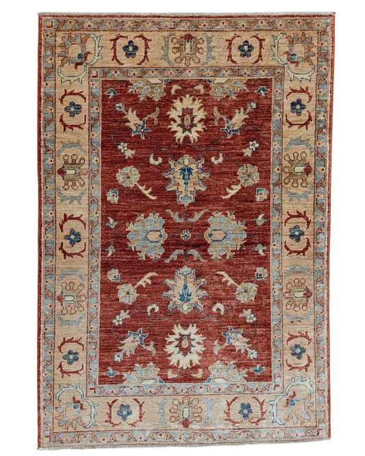 Tappeto floreale annodato a mano 150x102 cm dall’Afghanistan, fondo rosso mattone con motivi floreali beige, blu e marrone chiaro, bordura beige decorata.
