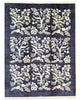Tappeto moderno 228x176 cm Persia con fondo blu e motivi floreali avorio, annodato a mano in lana e cotone.