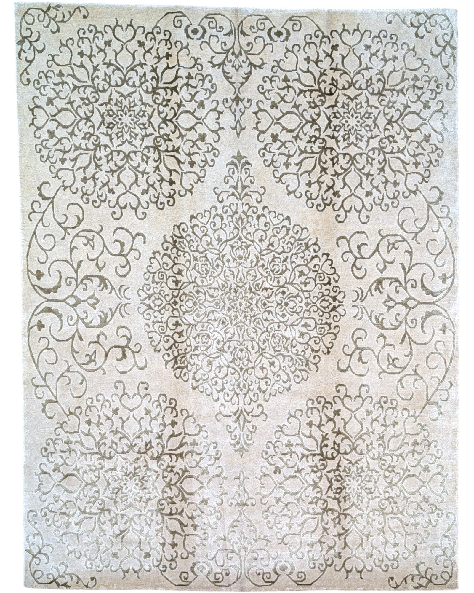 Tappeto moderno 235x177 cm Persia con fondo beige e motivi ornamentali ton sur ton, annodato a mano in lana e cotone.