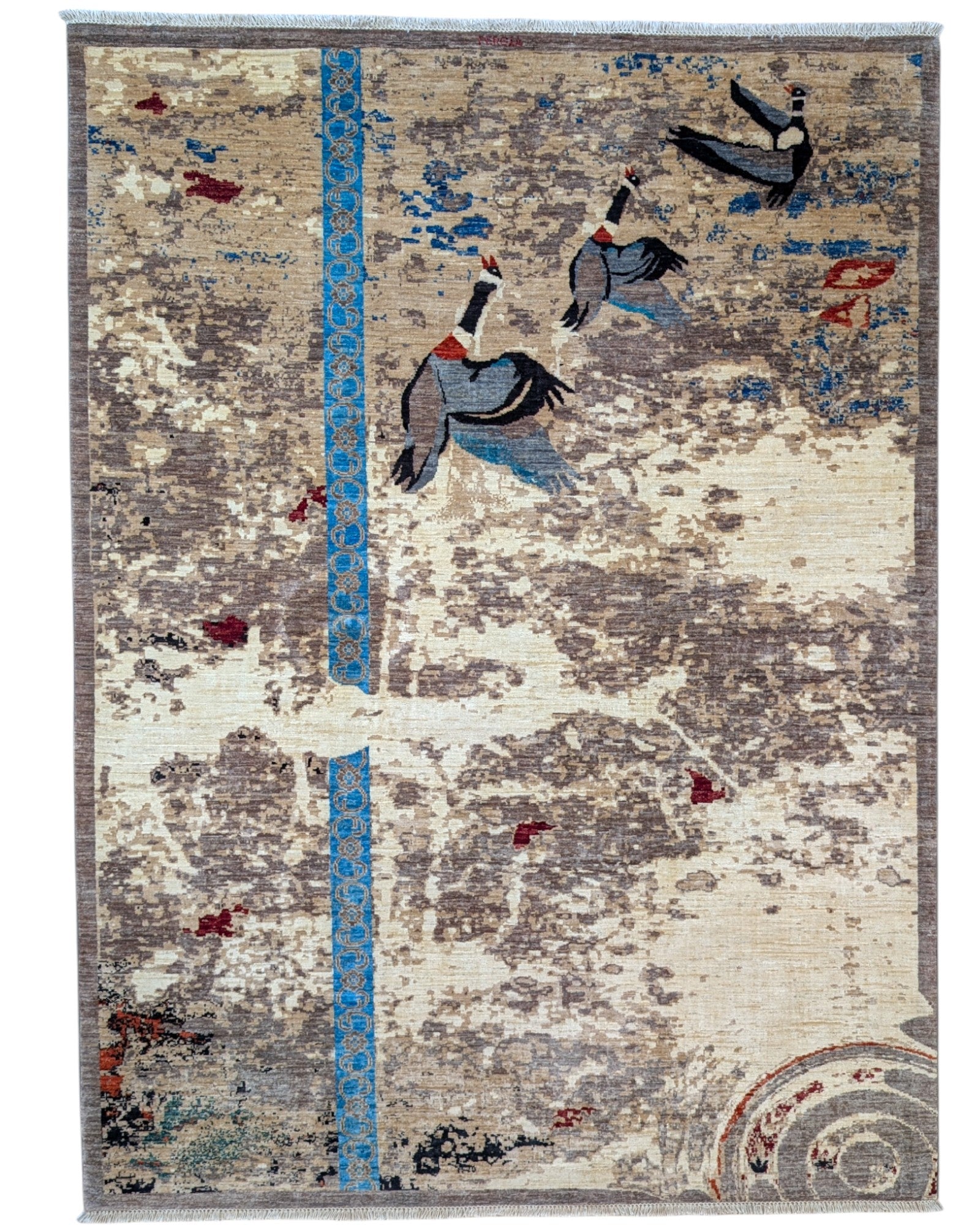 Tappeto moderno 238x176 cm Persia con figure di gru in volo e dettagli azzurri su fondo beige-marrone. Annodato a mano in lana naturale.
