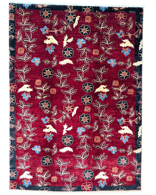 Tappeto moderno 247x180 cm con fondo bordeaux e motivi floreali stilizzati, annodato a mano in lana e cotone, provenienza Afghanistan.