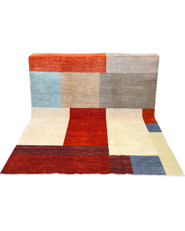 Tappeto moderno 274x195 cm con blocchi geometrici multicolore, rosso, grigio, beige e blu, tramato ed annodato a mano, provenienza Afghanistan.