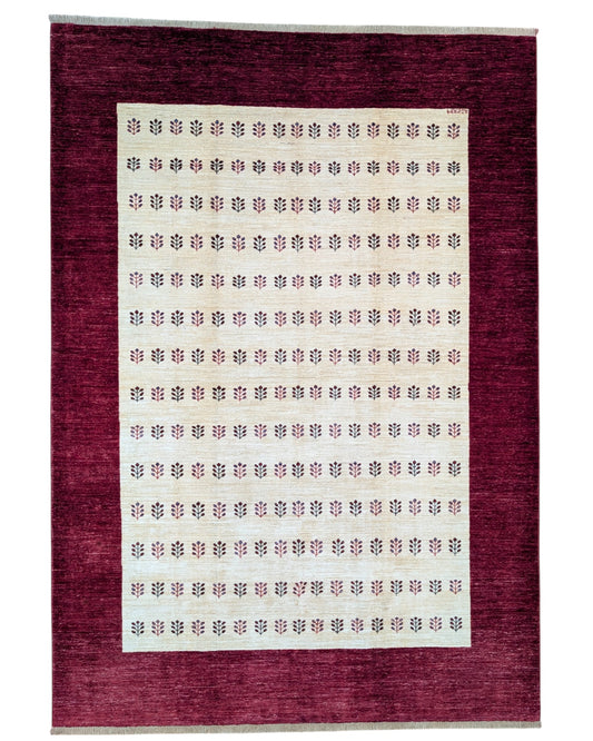 Tappeto moderno 278x197 cm Persia con bordo bordeaux e pannello centrale avorio a motivi geometrici, annodato a mano in lana naturale.
