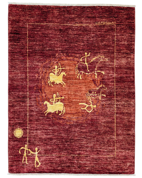 Tappeto moderno “Eco di Antiche Montagne” 151x115 cm di Dario, annodato a mano, figure stilizzate chiare su fondo bordeaux, lana tinta vegetale, pezzo unico con certificato.