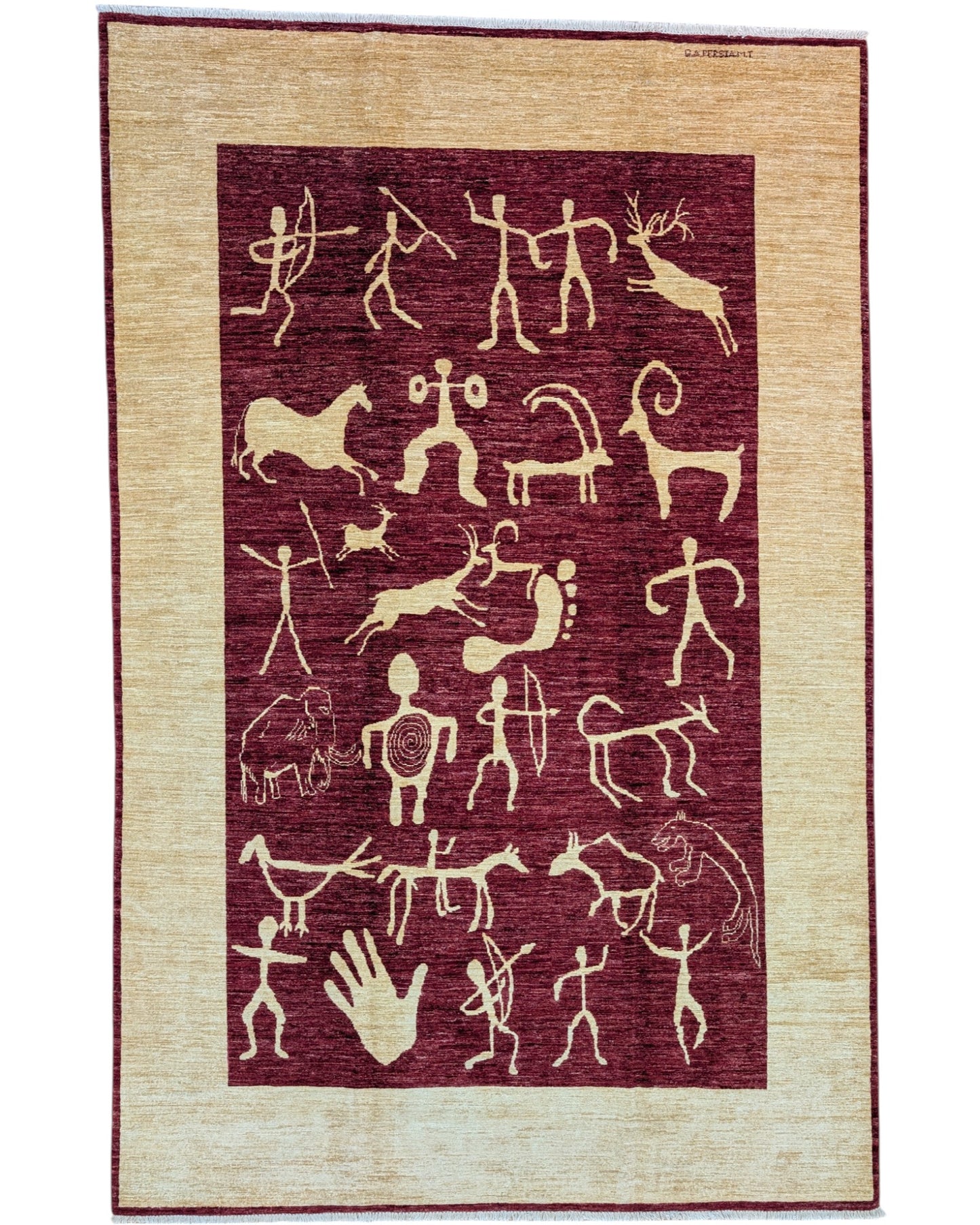 Tappeto moderno “Eco di Civiltà Antiche” di Darios (300x196 cm), annodato a mano. Campo bordeaux con simboli stilizzati color crema, bordura beige, lana tinta vegetale. Certificato incluso.