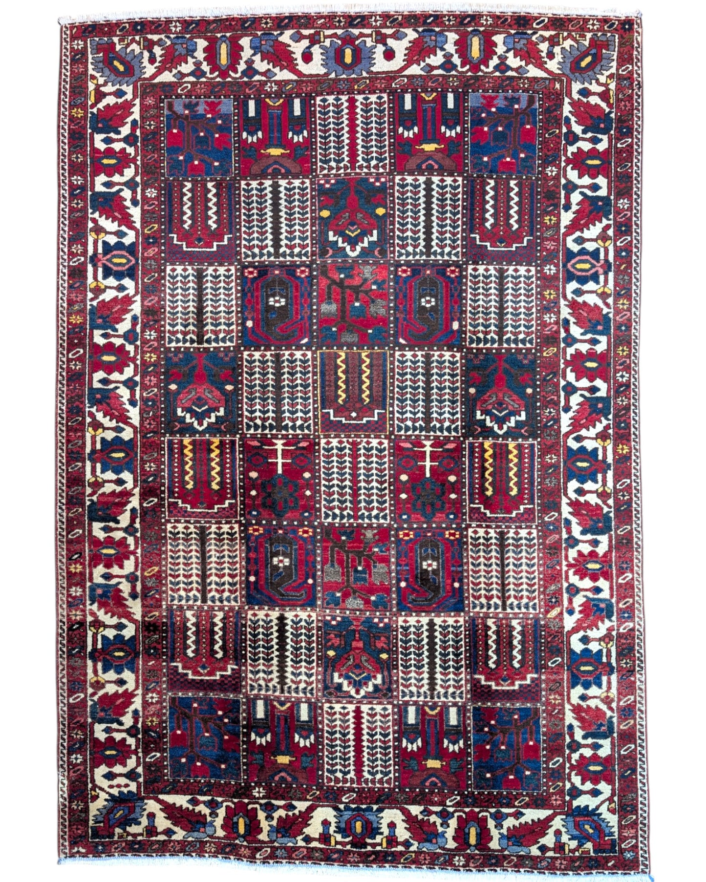Tappeto persiano Bakhtiar 306x211 cm, motivo a pannelli con decorazioni floreali e geometriche in rosso, blu e avorio, annodato a mano in lana vegetale.