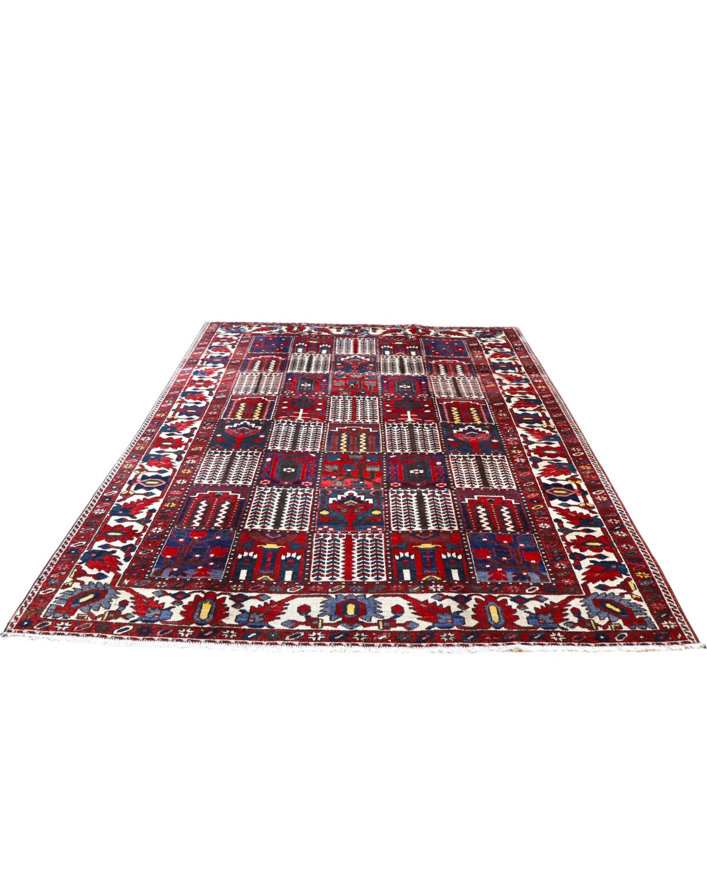 Tappeto persiano Bakhtiar 306x211 cm, motivo a pannelli con decorazioni floreali e geometriche in rosso, blu e avorio, annodato a mano in lana vegetale.
