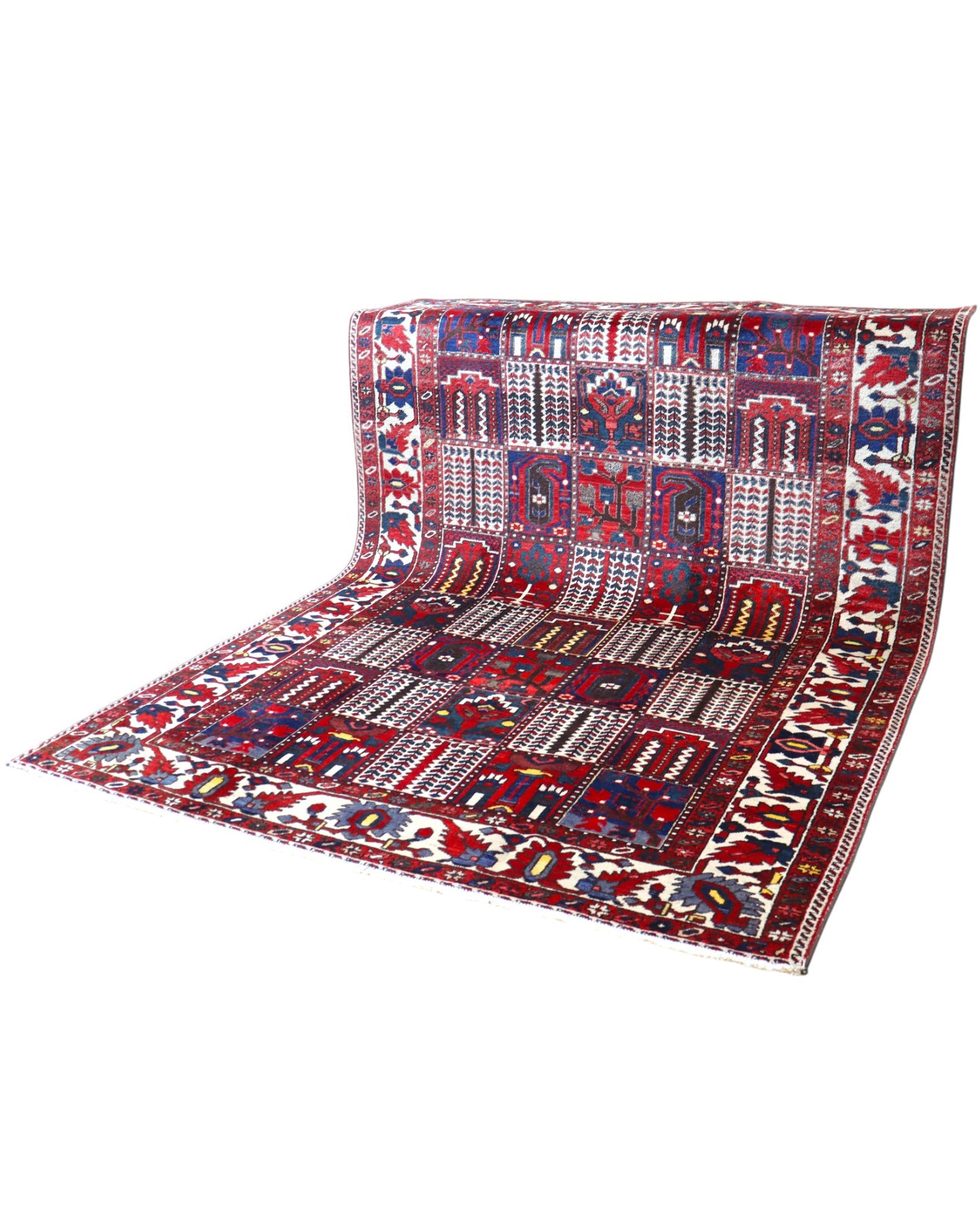 Tappeto persiano Bakhtiar 306x211 cm, motivo a pannelli con decorazioni floreali e geometriche in rosso, blu e avorio, annodato a mano in lana vegetale.