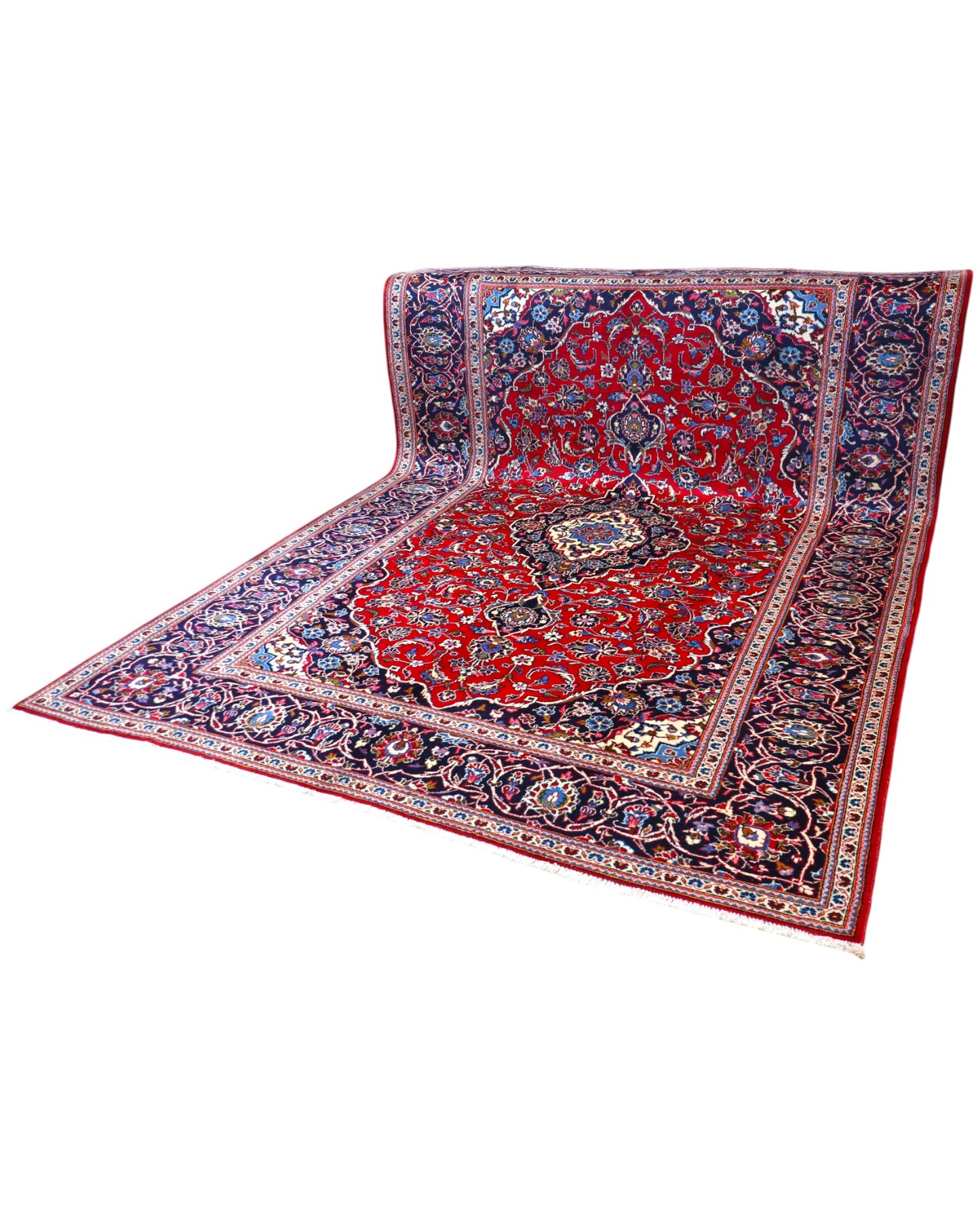 Tappeto persiano Kashan 370x250 cm, fondo rosso con medaglione centrale e cornice blu floreale, annodato a mano in lana vegetale.