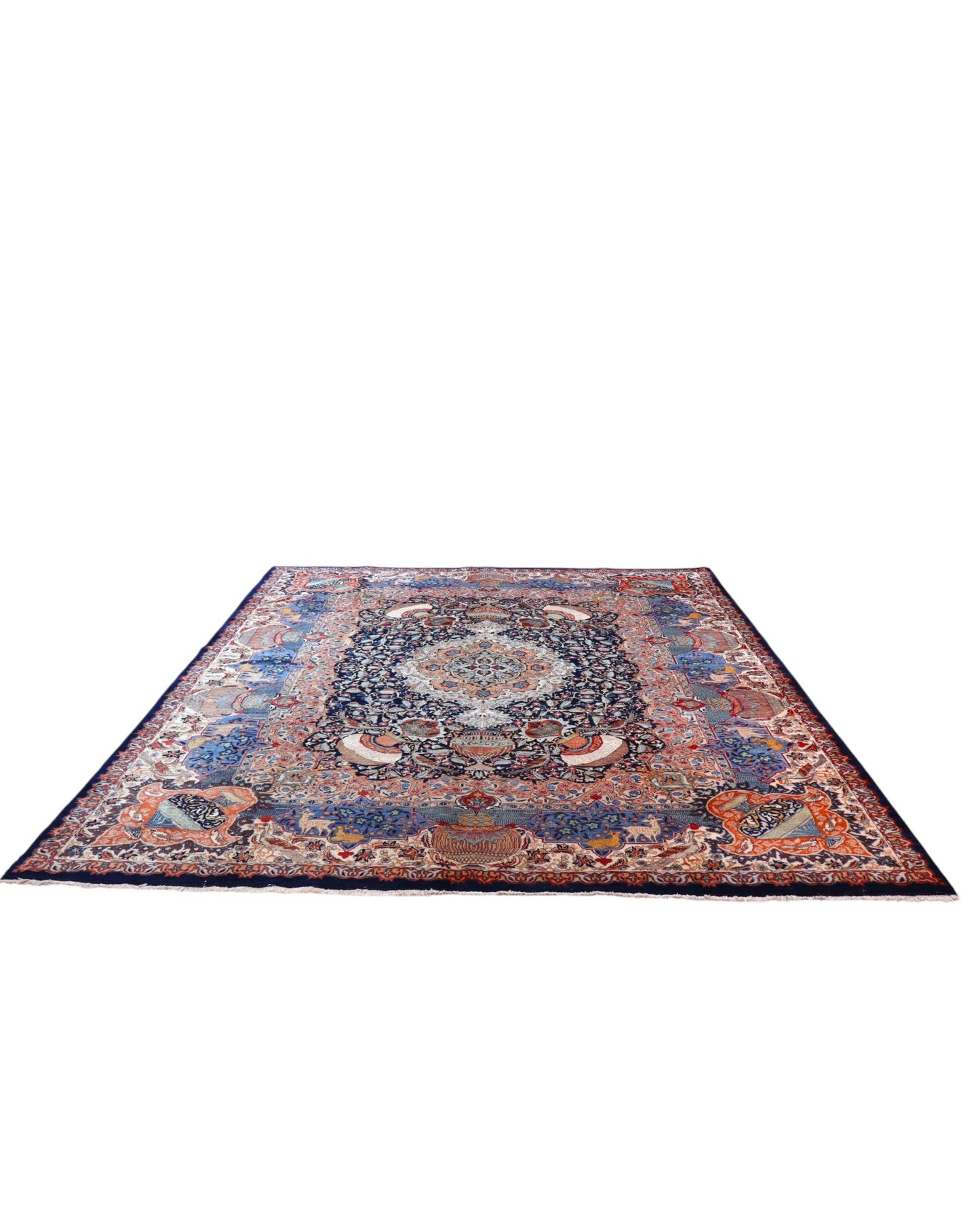 Tappeto persiano Kashmar 384x293 cm, fondo blu con medaglione centrale e motivi floreali e figurativi, annodato a mano in lana vegetale.