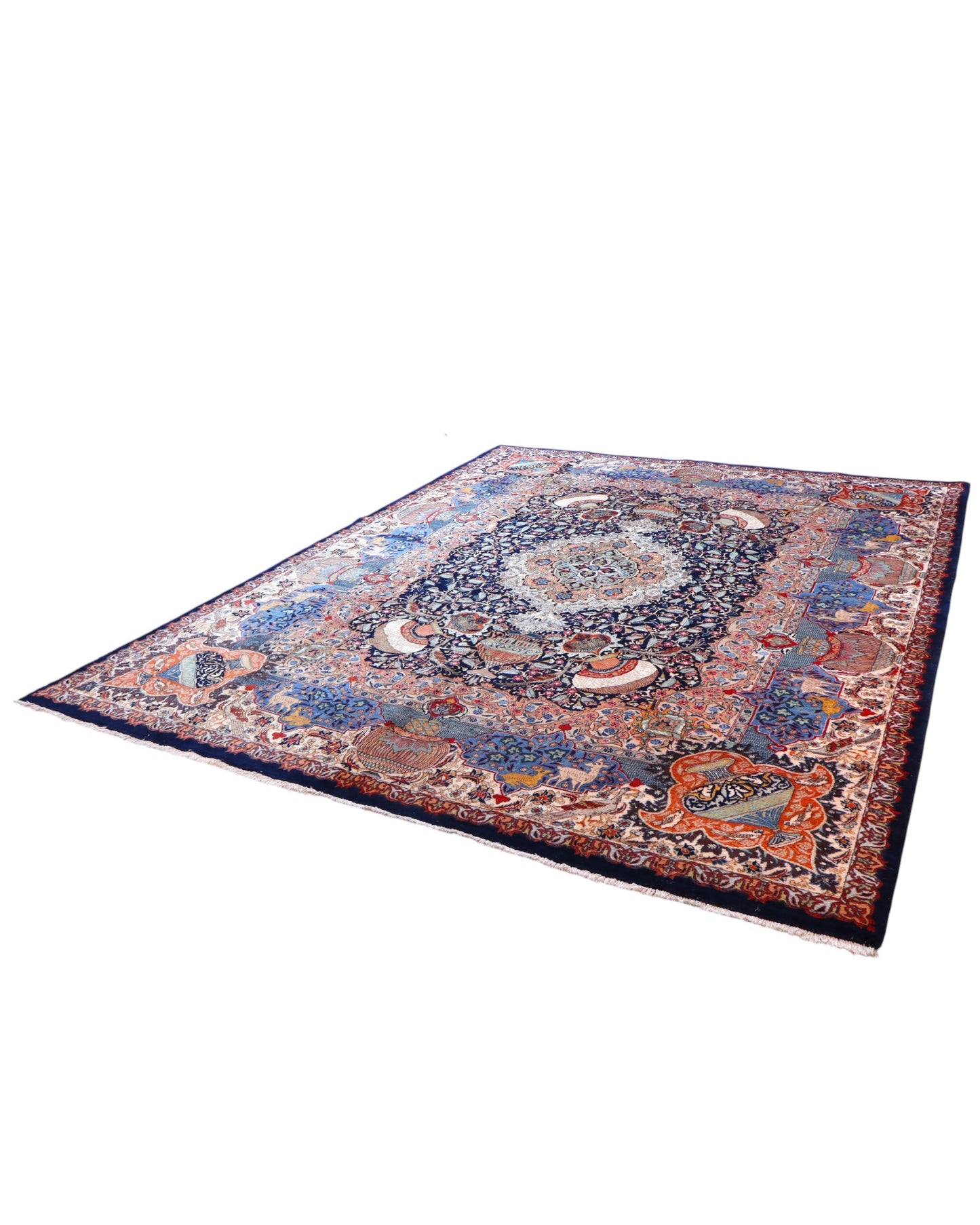 Tappeto persiano Kashmar 384x293 cm, fondo blu con medaglione centrale e motivi floreali e figurativi, annodato a mano in lana vegetale.