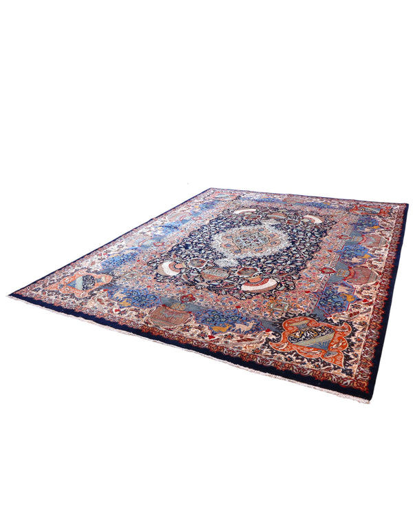 Tappeto persiano Kashmar 384x293 cm, fondo blu con medaglione centrale e motivi floreali e figurativi, annodato a mano in lana vegetale.