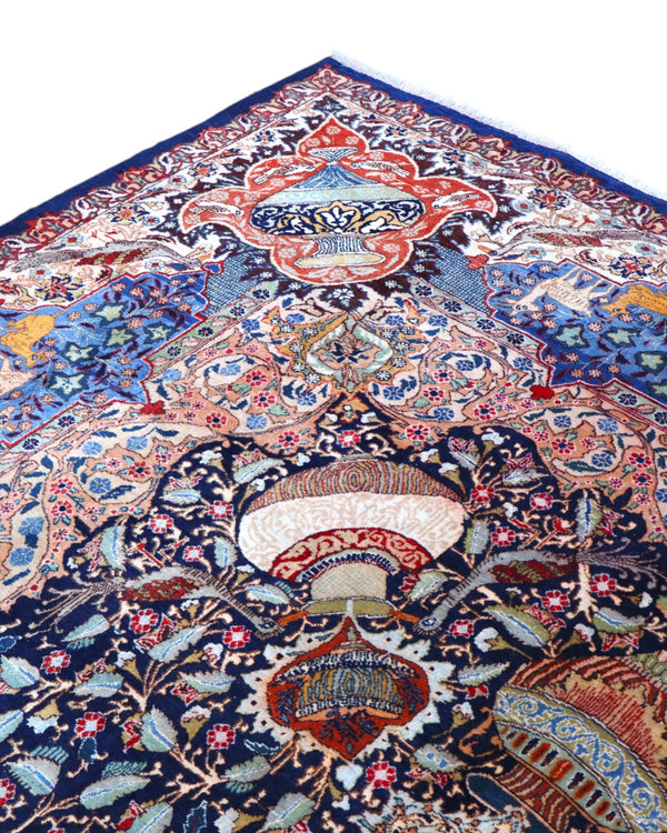 Tappeto persiano Kashmar 384x293 cm, fondo blu con medaglione centrale e motivi floreali e figurativi, annodato a mano in lana vegetale.