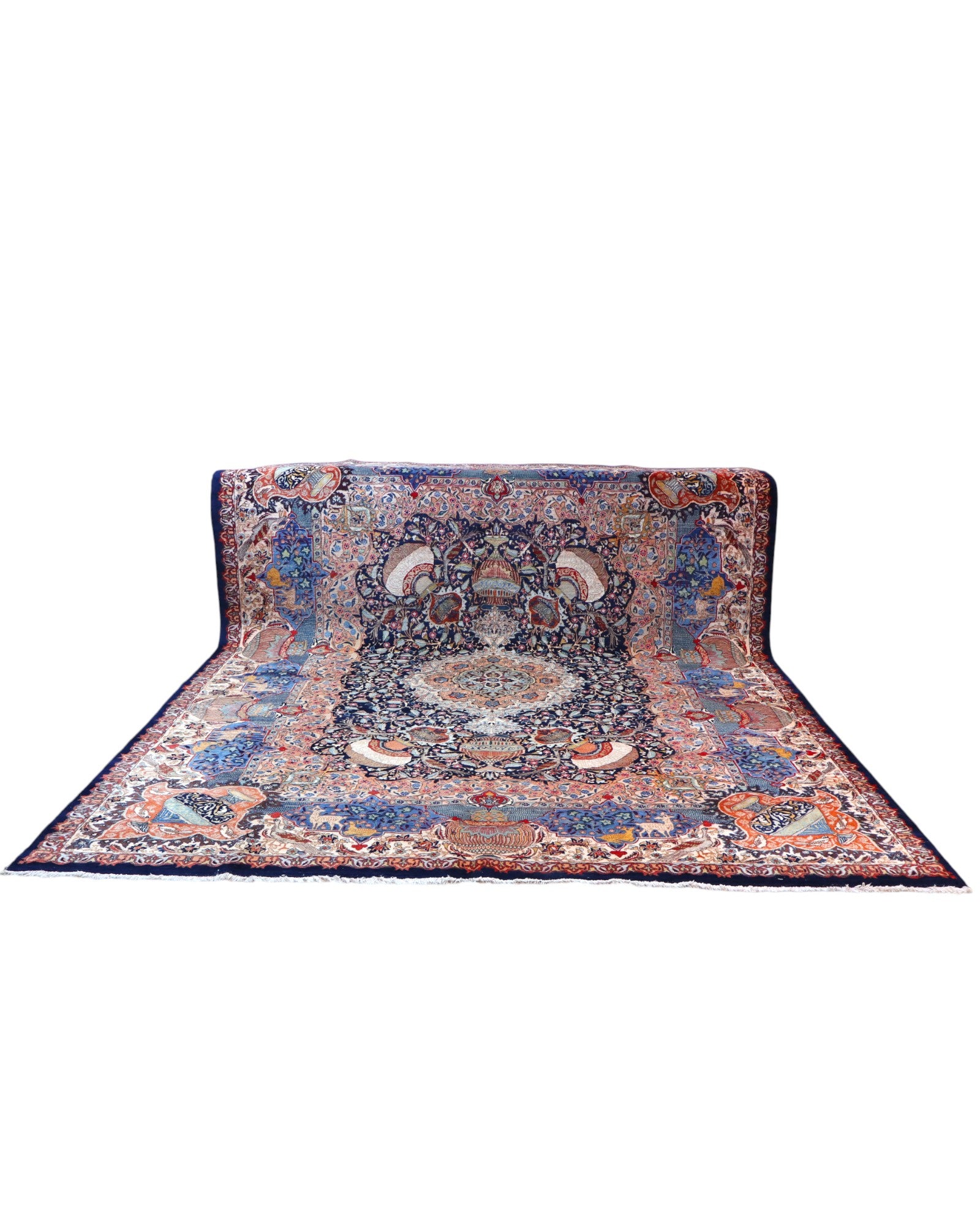 Tappeto persiano Kashmar 384x293 cm, fondo blu con medaglione centrale e motivi floreali e figurativi, annodato a mano in lana vegetale.