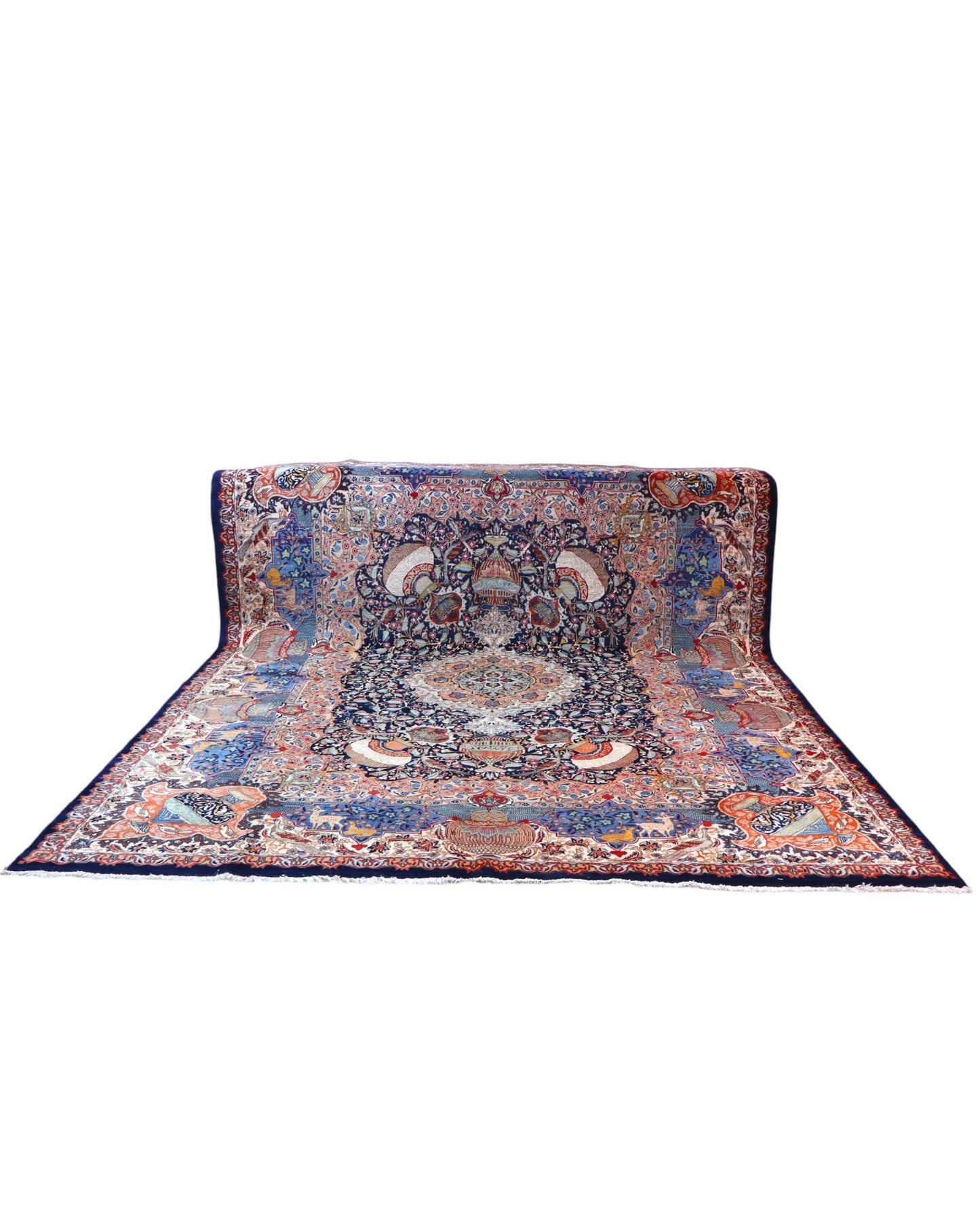 Tappeto persiano Kashmar 384x293 cm, fondo blu con medaglione centrale e motivi floreali e figurativi, annodato a mano in lana vegetale.