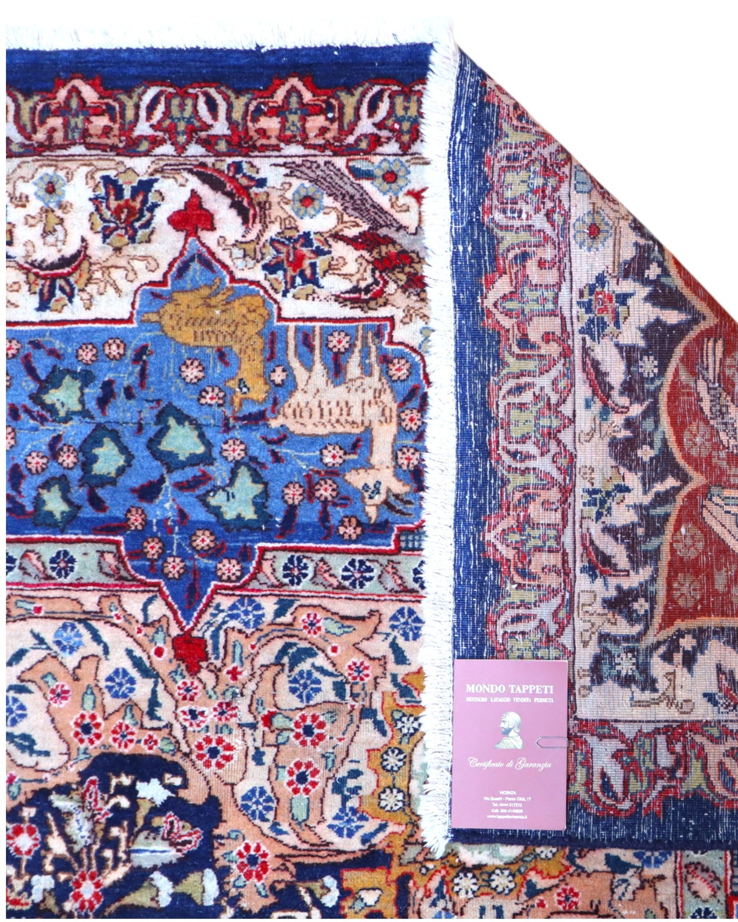 Tappeto persiano Kashmar 384x293 cm, fondo blu con medaglione centrale e motivi floreali e figurativi, annodato a mano in lana vegetale.