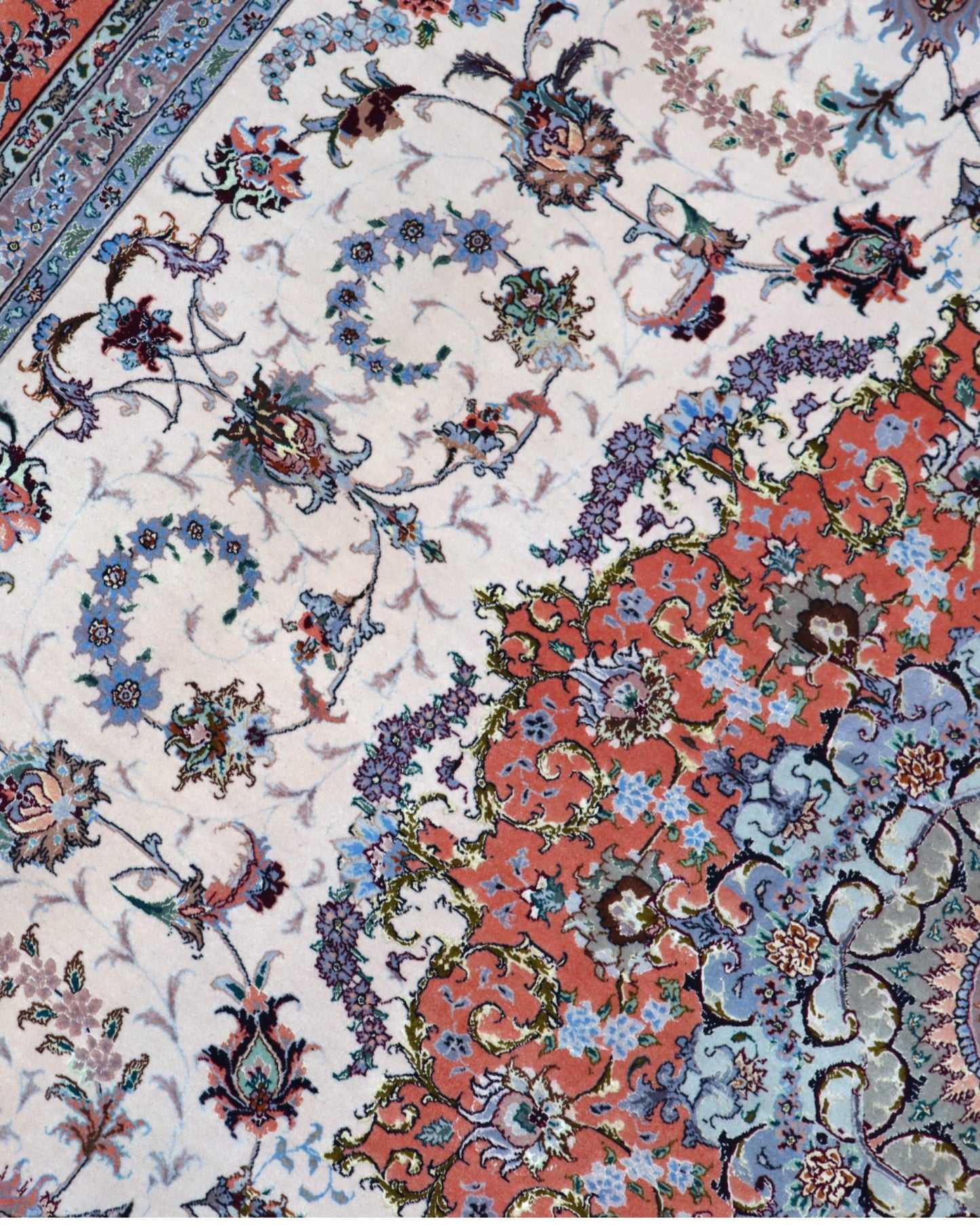 Tappeto persiano Tabriz 60Rag 405x290 cm, fondo avorio e azzurro con medaglione centrale rosso e blu, cornice arancio decorata, annodato a mano in lana e seta.