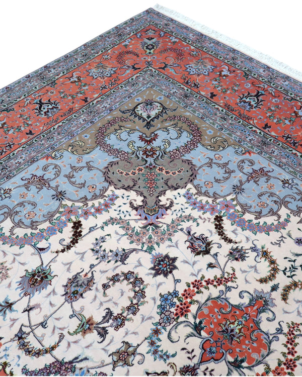 Tappeto persiano Tabriz 60Rag 405x290 cm, fondo avorio e azzurro con medaglione centrale rosso e blu, cornice arancio decorata, annodato a mano in lana e seta.