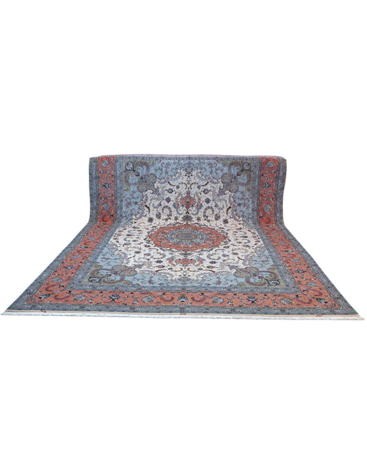 Tappeto persiano Tabriz 60Rag 405x290 cm, fondo avorio e azzurro con medaglione centrale rosso e blu, cornice arancio decorata, annodato a mano in lana e seta.