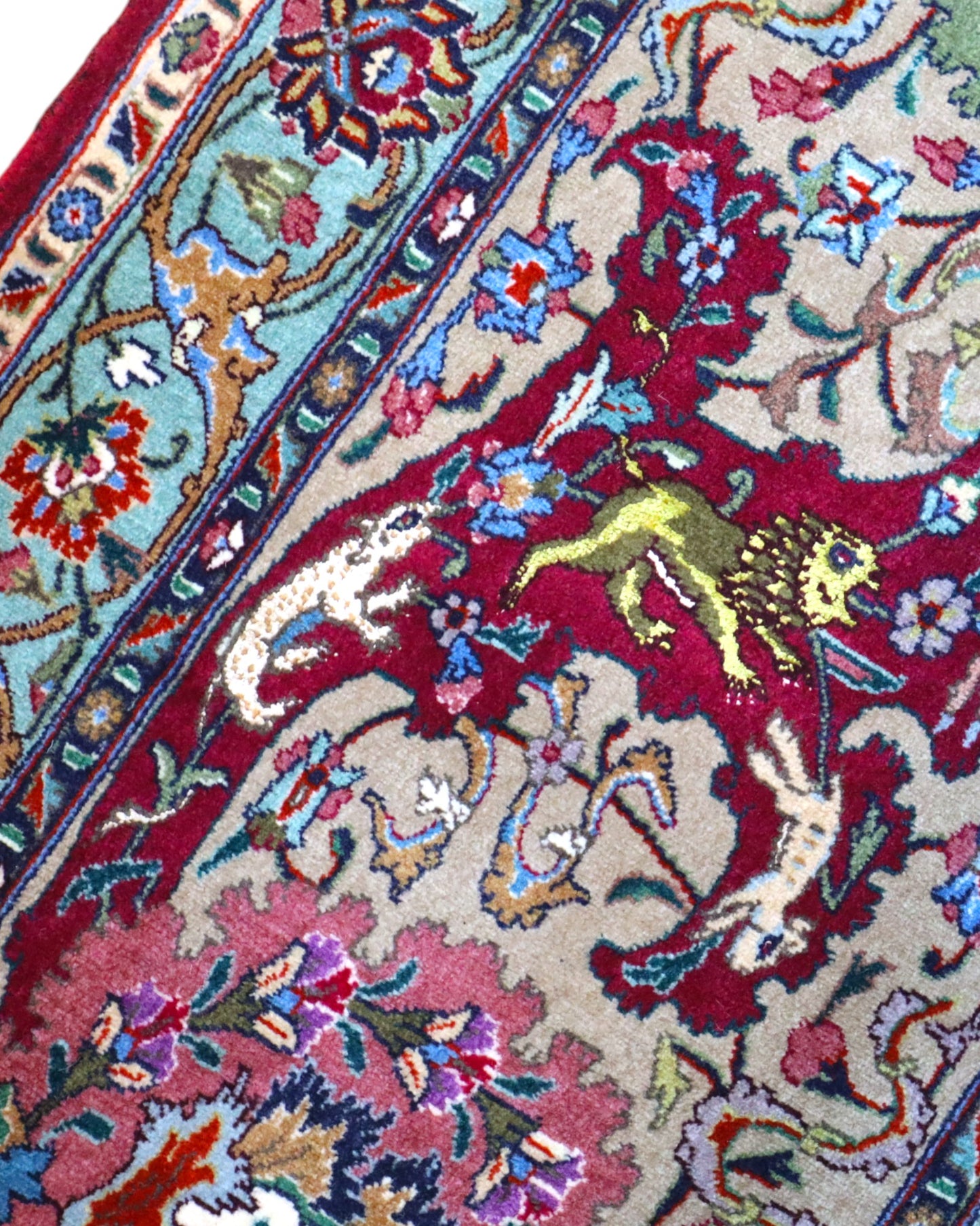 Tappeto persiano Tabriz 60Rag 424x294 cm, fondo rosso e blu con ampio medaglione e cornice verde, annodato a mano in seta e lana vegetale.
