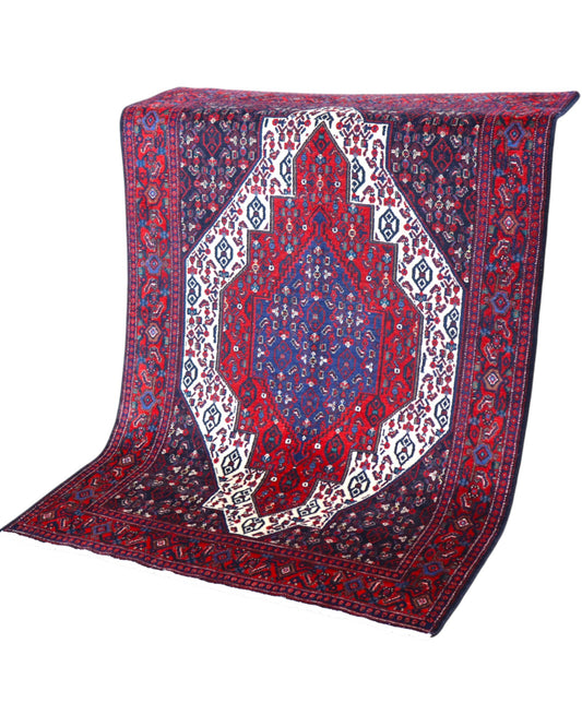 Tappeto Senneh 174x122 cm, annodato a mano, con grande medaglione geometrico centrale e motivi floreali su campo rosso e blu.