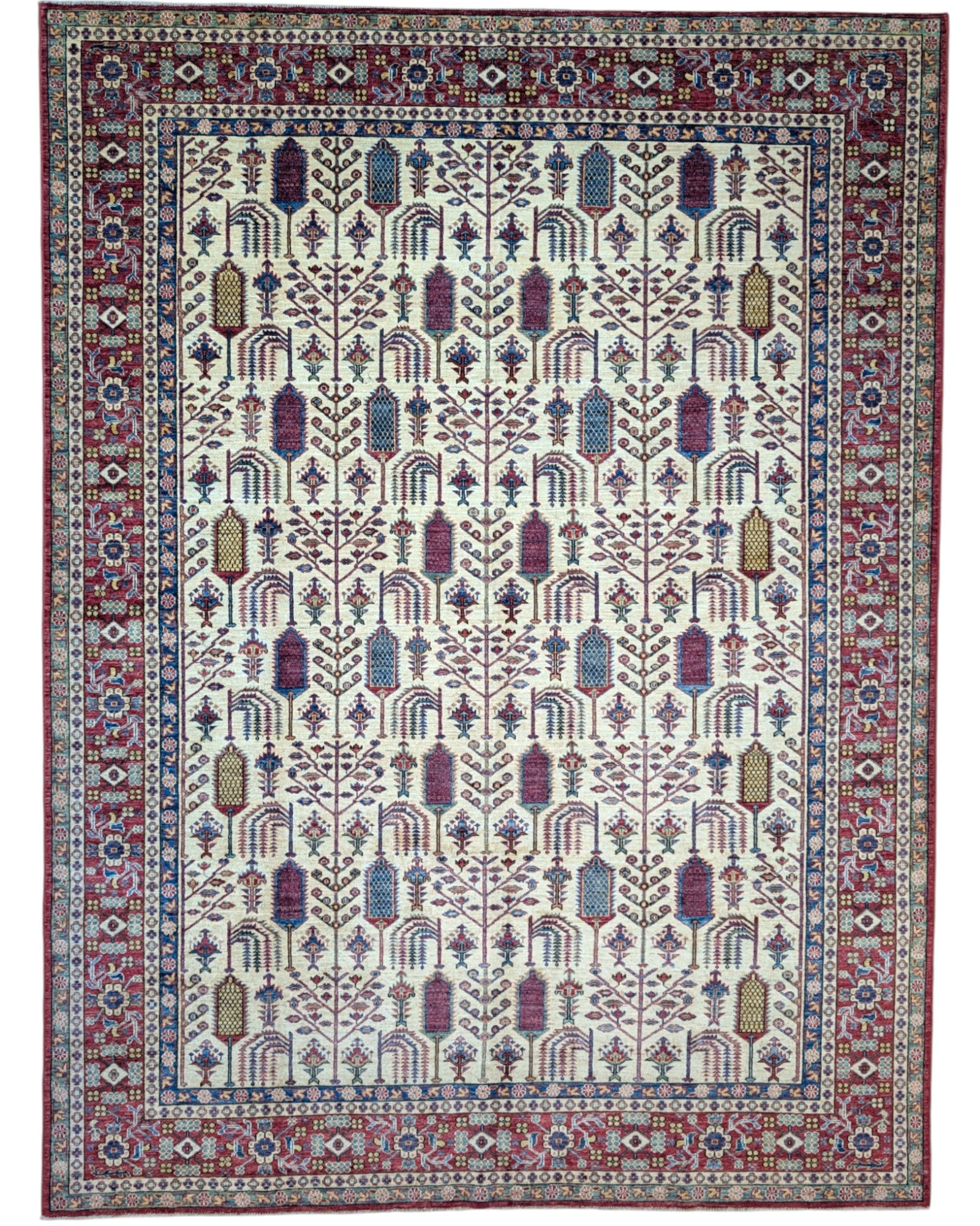 Tappeto Shirvan 209x230 cm con fondo avorio e motivi geometrici in rosso, blu, verde e giallo, tramato ed annodato a mano, provenienza Caucaso.