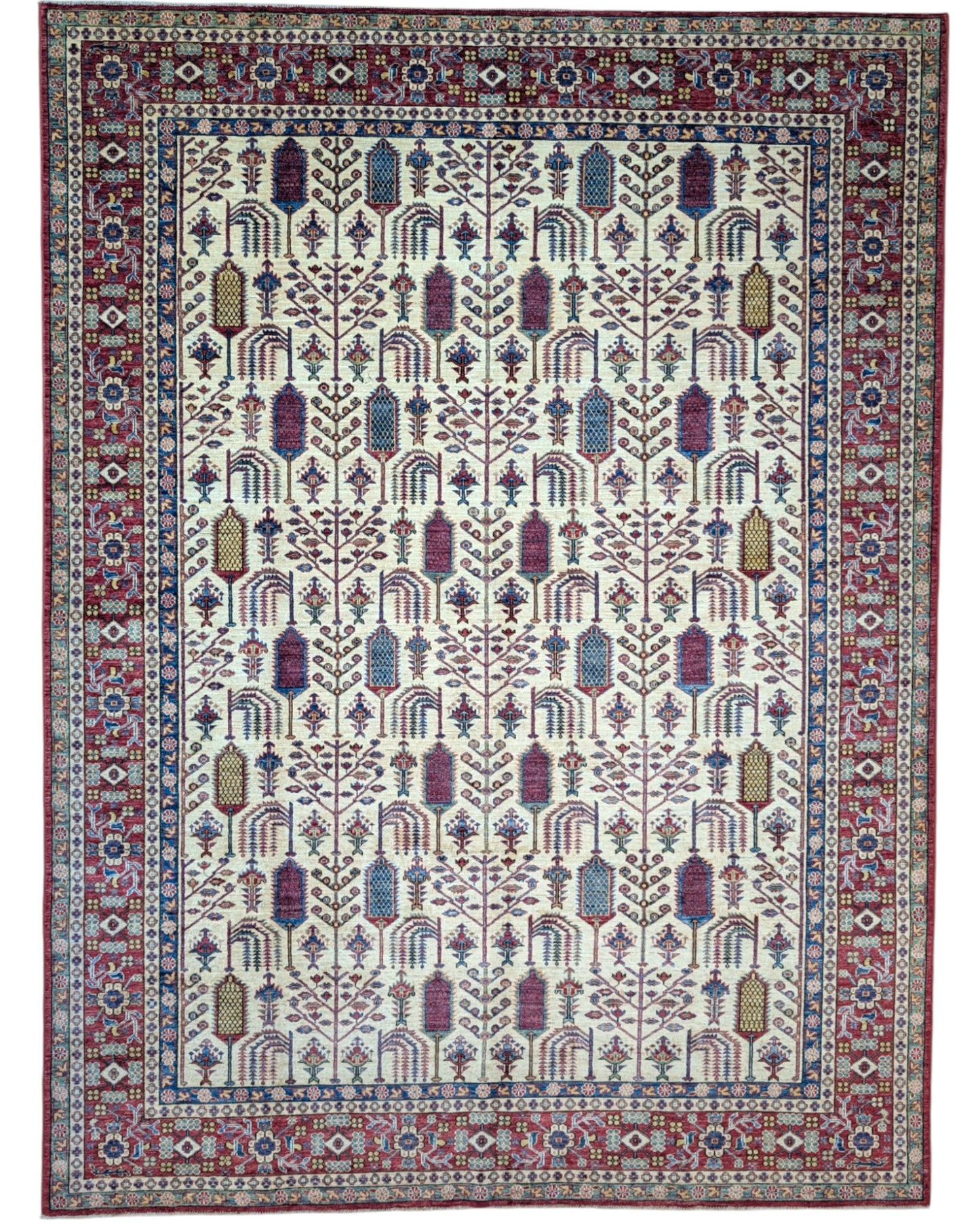 Tappeto Shirvan 209x230 cm con fondo avorio e motivi geometrici in rosso, blu, verde e giallo, tramato ed annodato a mano, provenienza Caucaso.