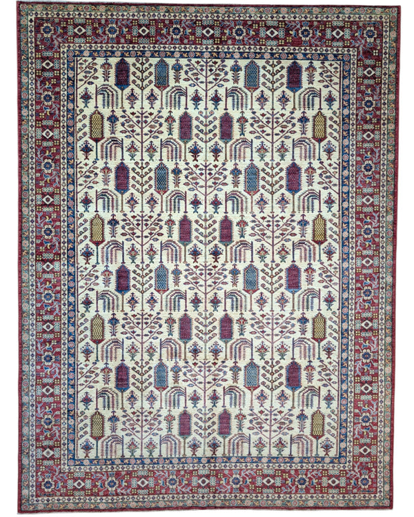 Tappeto Shirvan 209x230 cm con fondo avorio e motivi geometrici in rosso, blu, verde e giallo, tramato ed annodato a mano, provenienza Caucaso.