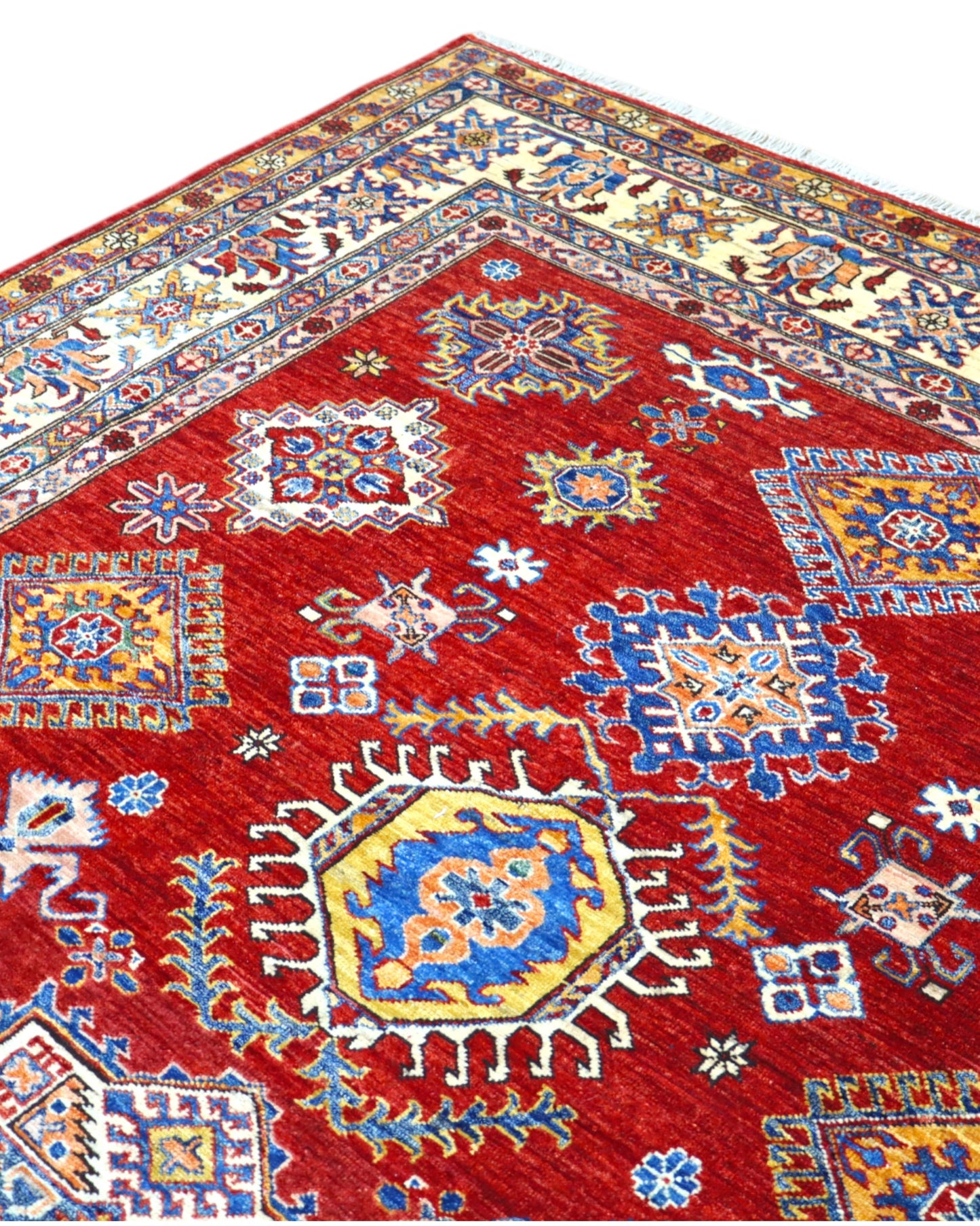 Tappeto Shirvan 300x208 cm con fondo rosso, motivi geometrici blu, gialli e avorio, tramato ed annodato a mano, provenienza Caucaso.