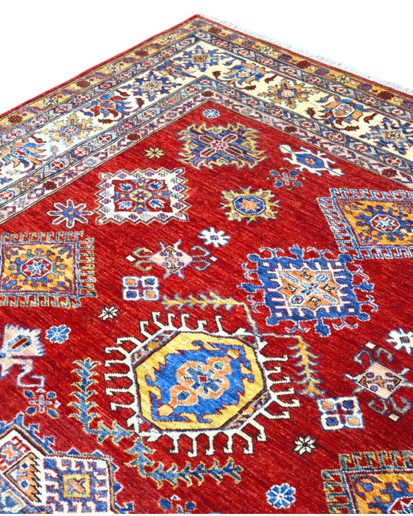 Tappeto Shirvan 300x208 cm con fondo rosso, motivi geometrici blu, gialli e avorio, tramato ed annodato a mano, provenienza Caucaso.